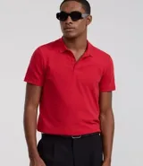 Polo de hombre, corte slim, color rojo, confeccionado en algodón con textura acanalada (media malla). Presenta cuello polo clásico con botones y mangas cortas.