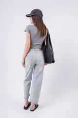 Remera blanca de manga corta, corte ajustado y escote redondo. Presenta un pequeño detalle de etiqueta negra en la manga izquierda.