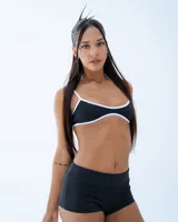 Micro short negro ajustado al cuerpo, de tiro medio/bajo, confeccionado en microfibra pesada.