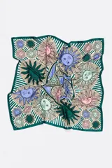 Pañuelo cuadrado con estampado de soles de colores sobre fondo a rayas rojas y blancas.
