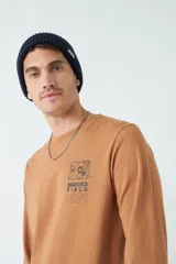 Remera de manga larga color marrón con estampado en el pecho.