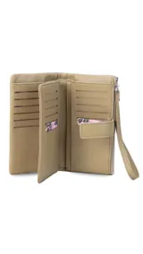 Billetera de mujer color negro, con textura símil cuero granulado. Presenta un cierre de presilla con broche, correa de mano desmontable y múltiples compartimentos internos, incluyendo un monedero con cierre.