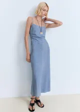 Vestido midi de tirantes finos, color celeste denim, con detalle drapeado en la cintura y cierre lateral con cremallera.