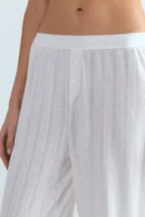 Pantalón blanco de poliéster y algodón con textura acanalada.