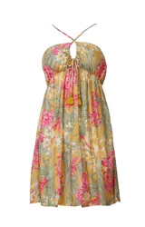 Vestido corto de playa con estampado floral en tonos amarillos, rosas y verdes. Tiene escote halter con tirantes cruzados en la espalda y detalle de borlas amarillas en el frente.