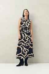 Vestido midi sin mangas confeccionado en viscosa fluida, con cuello camisero, estampado abstracto en negro y beige, y lazo para ajustar en la cintura.