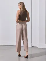 Pantalón wide leg color beige, marca Ninety. Con pretina ancha elastizada y lazo de ajuste.