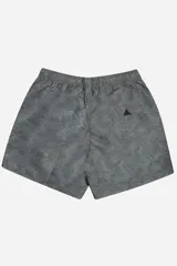 Short de baño color beige con estampado abstracto en blanco, corte oversize, cintura elástica con cordón ajustable, dos bolsillos laterales y un bolsillo trasero.