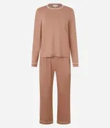 Conjunto de pijama largo color marrón claro, confeccionado en viscosa. Incluye una remera de mangas largas con cuello redondo y un pantalón con cintura elástica.