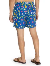 Short de baño celeste con estampado de caballitos de mar rosados. Tiene cintura elástica con cordón ajustable, bolsillos laterales y traseros.