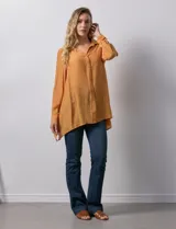 Camisa larga de rayón marca Robert Louis, con estampado a rayas verticales en tonos coral y blanco. Tiene cuello con solapa, abertura central con botones, mangas largas regulables con presilla y botón, y tajos laterales.