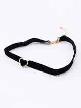 Gargantilla choker de terciopelo negro con dije de corazón dorado y cadena de alargue dorada.