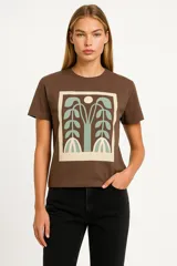 Remera blanca de algodón con estampado de flores azules y naranjas, de corte clásico y cuello redondo.