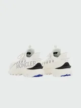 Championes urbanos Moncler modelo Trailgrip Lite 2, color blanco con detalles en gris y suela con detalles en azul.