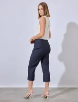 Pantalón capri de gabardina elastizada en color azul, con pretina ancha y corte recto.