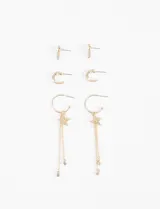 Set de tres pares de aros dorados con strass: un par de aros tipo botón con forma rectangular, un par de aros tipo argolla pequeña y un par de aros tipo argolla grande con dije de estrella y cadenas colgantes.