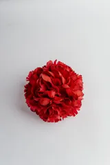 Accesorio para el pelo con forma de flor roja de tela, con broche francés.