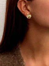 Aros de metal dorado con diseño de corazón sagrado y rayos.