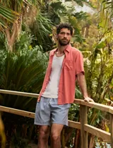 Camisa sport de manga corta, línea premium, color salmón. Confeccionada en 50% lino y 50% algodón, con botones de coco.