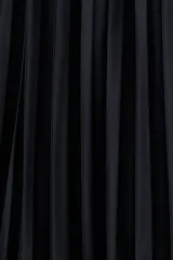Pollera tobillera negra de corte evasé en punto plisado, tiro alto con cintura elástica y tajo pronunciado adelante.