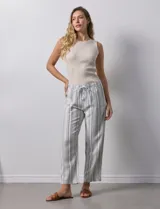 Pantalón de lino a rayas verticales azules y beige, con pretina elastizada y lazo de ajuste.