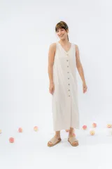 Vestido midi de lino en color verde seco, con escote en V, diseño sin mangas y cierre frontal con botones de madera. Presenta un corte recto y fluido con una abertura frontal en el bajo.