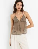 Top marrón de gasa con escote halter y apliques de lentejuelas.