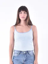 Musculosa color beige con tirantes finos y estampado de cerezas.