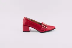 Zapato de cuero rojo con taco cuadrado y detalle de hebilla dorada.