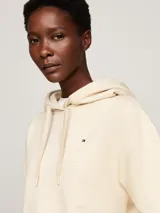Buzo color crema de Tommy Hilfiger, con capucha ajustable con cordón, mangas largas y logo bordado en el pecho.