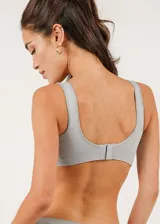 Soutien de microfibra color blanco, sin costuras, sin aro y sin copa, con breteles anchos y espalda deportiva.