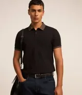 Polo de manga corta color beige, confeccionada en algodón con cuello jacquard y ribete en las mangas.