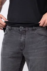 Pantalón jean azul de corte recto y ajuste relaxed fit, con bolsillos delanteros y traseros.