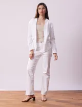 Chaqueta blanca de algodón marca Dash, con bolsillos simulados en el frente.