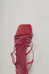 Sandalias de cuero color marrón con taco bloque bajo y tiras finas cruzadas.