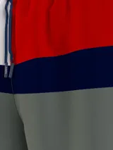 Short de baño Tommy Hilfiger con diseño color block en azul marino, blanco, rojo y gris. Cuenta con cintura elástica con cordón ajustable, dos bolsillos laterales y un bolsillo trasero con detalle Global Stripe.