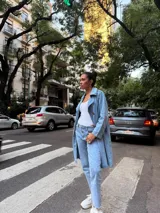 Trench de jean celeste, de corte largo y estilo relajado.