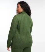 Polera de punto texturizado de rayas verticales color verde. Prenda alargada y con cuello alto.