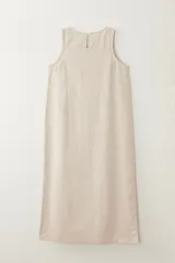 Vestido largo color beige, sin mangas y corte recto.