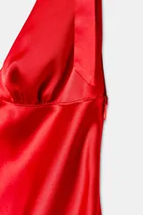 Vestido largo rojo de satén con escote en V y tirantes finos que se atan en los hombros.
