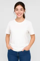 Remera blanca de algodón, manga corta, corte holgado y cuello redondo.