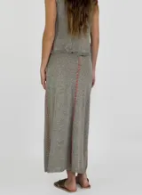 Pollera larga color dorado, tejida en hilo de lino con aberturas laterales.