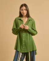 Camisa verde oliva de manga larga con largo asimétrico y corte fluido.