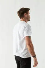 Remera azul marino de manga corta con logo bordado en el pecho.