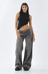 Pantalón wide leg color gris con bolsillos laterales y costuras verticales al frente.