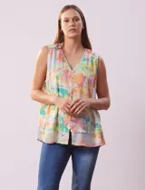 Blusa sin mangas de gasa estampada marca Zac & Rachel, con escote en V, abertura central con botones, detalle de puntilla en los hombros y ruedo en capas.