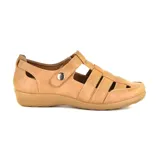 Zapato casual Korium Confort Lina color tostado, con diseño calado y cierre con botón.