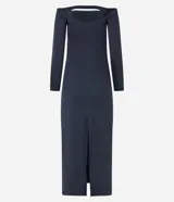 Vestido midi de jersey negro, con escote hombro a hombro, mangas largas, aberturas en el busto y tajo en la espalda.