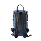 Matera estilo mochila color negro, confeccionada en nylon combinado con símil cuero. Cuenta con tapa con cierre metálico, bolsillo interno, asas y correa extensible.