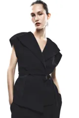 Chaleco negro cruzado con cuello solapa y sin mangas. Incluye cinturón de la misma tela para ajustar a la cintura.